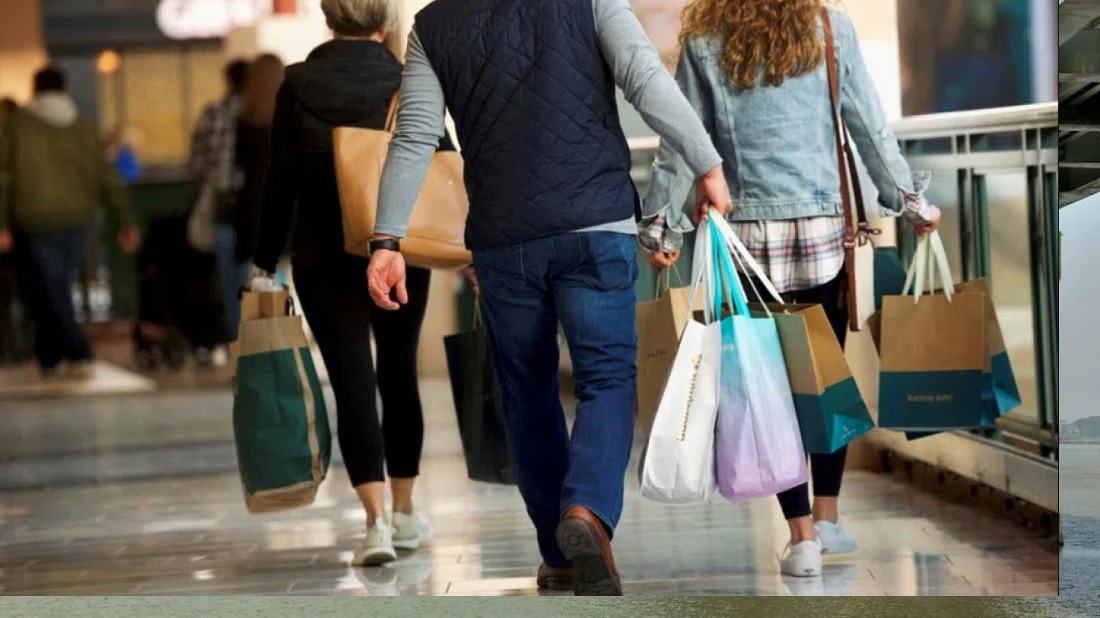US consumer confidence ticks lower