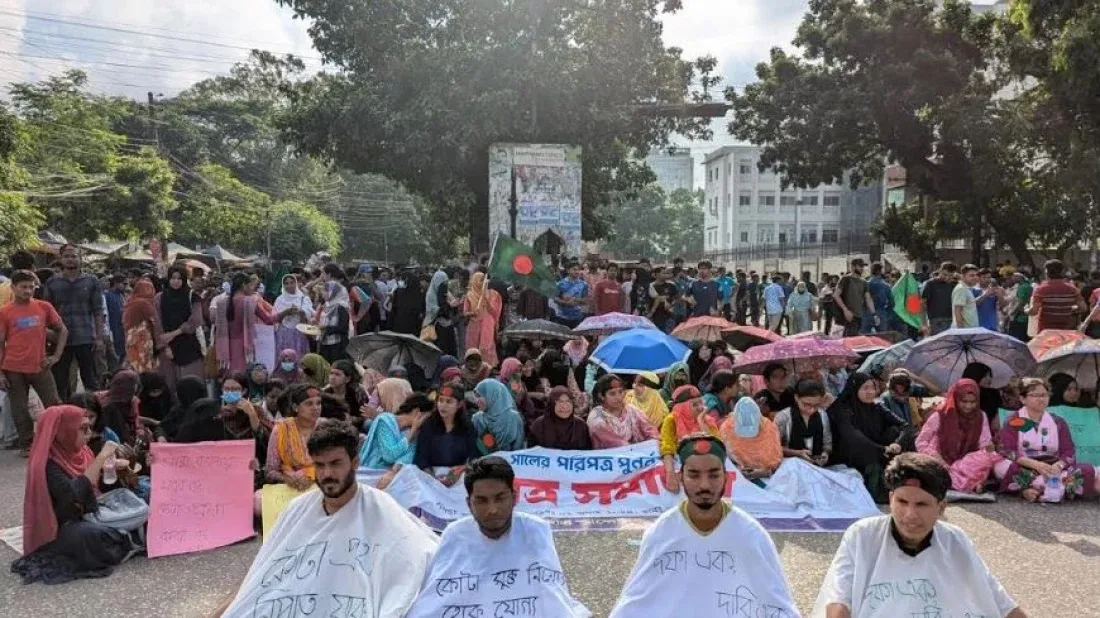 Bangla blockade: JnU students block Gulistan Zero point intersection