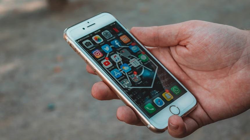 Apple removes WhatsApp and Threads from China App Store