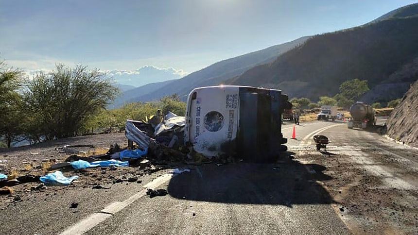 18 migrants killed in Mexico bus crash
