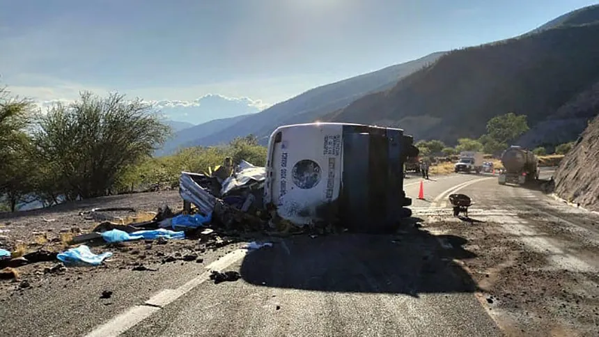 18 migrants killed in Mexico bus crash
