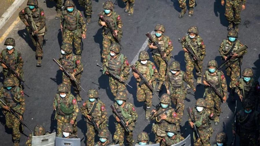 3 Myanmar army personnel take refuge in Bangladesh