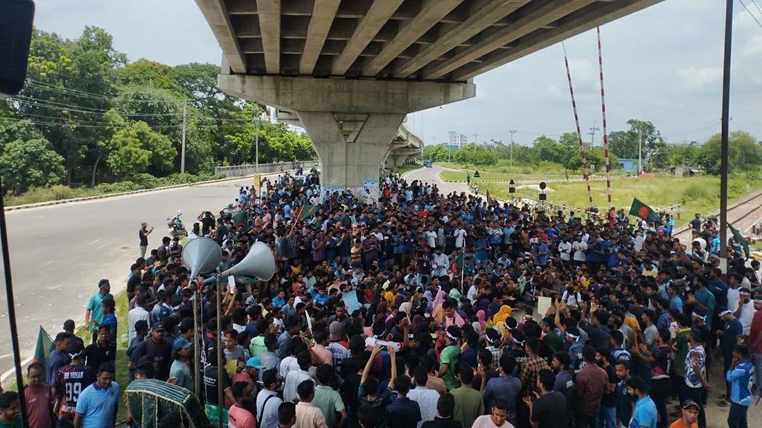 RU students block railway to demand quota reform