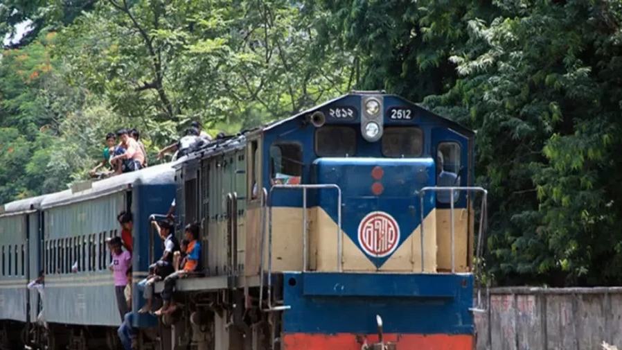 2 people injured as CU shuttle train hit human hauler in Chittagong