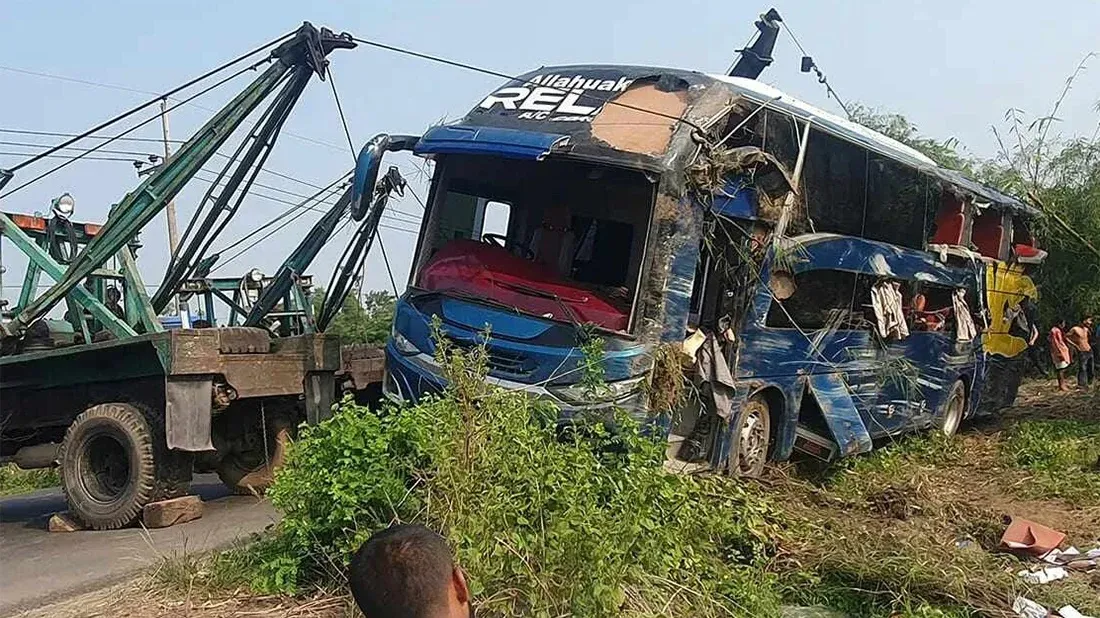 5 dead as bus plunges into ditch in Comilla