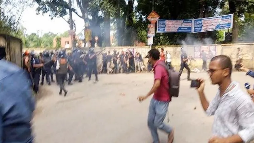 Clash Between Comilla University Students and Police Leaves 20 Injured