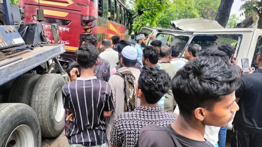 5 dead as bus hits microbus in Gopalganj
