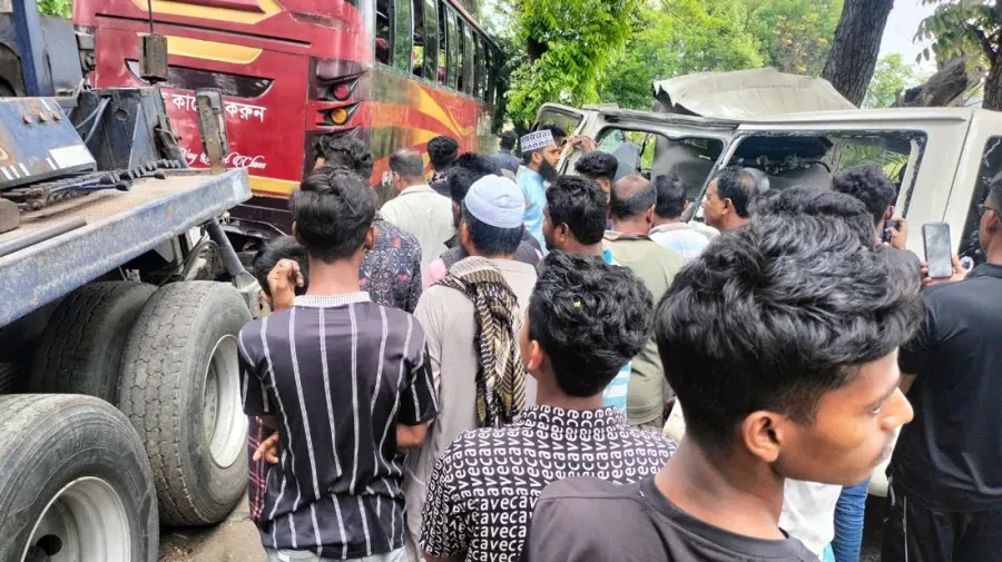 5 dead as bus hits microbus in Gopalganj
