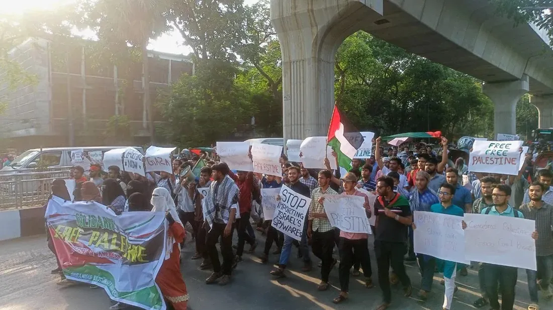 DU students burn Netanyahu's effigy, condemn Biden