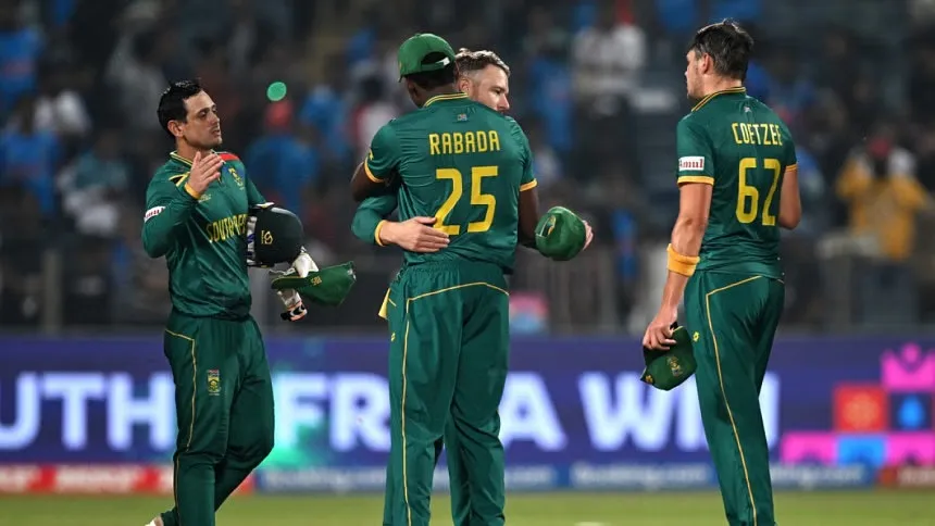 Pakistan win sends South Africa to semis