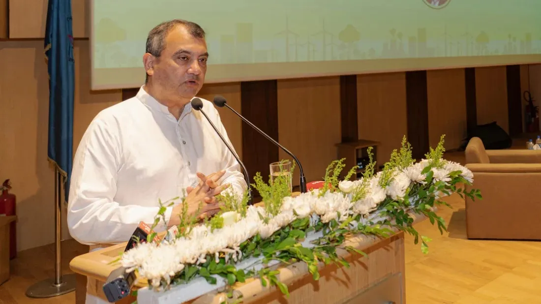 Saber calls forced choice between development and adaptation unjust
