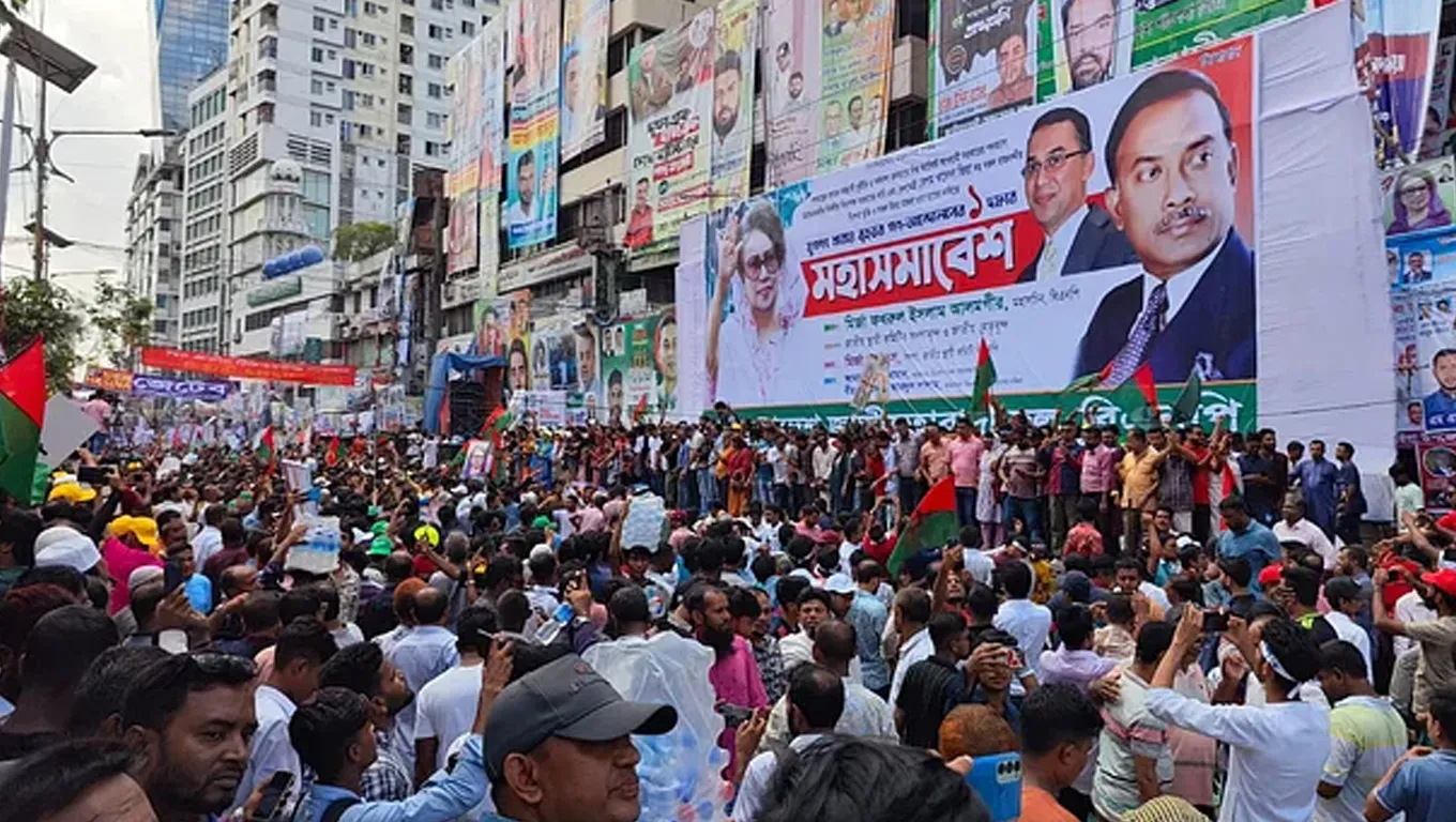 নয়াপল্টনে বিএনপি নেতাকর্মীদের ভিড়