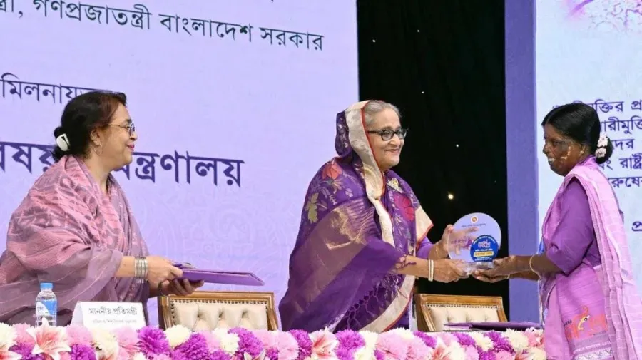 PM Hasina hands over Joyeeta Award to 5 women