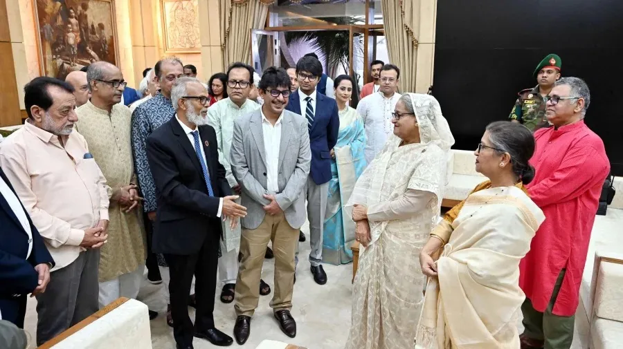 PM Hasina hosts dinner for artists, crew of Bangabandhu biopic at Ganabhaban