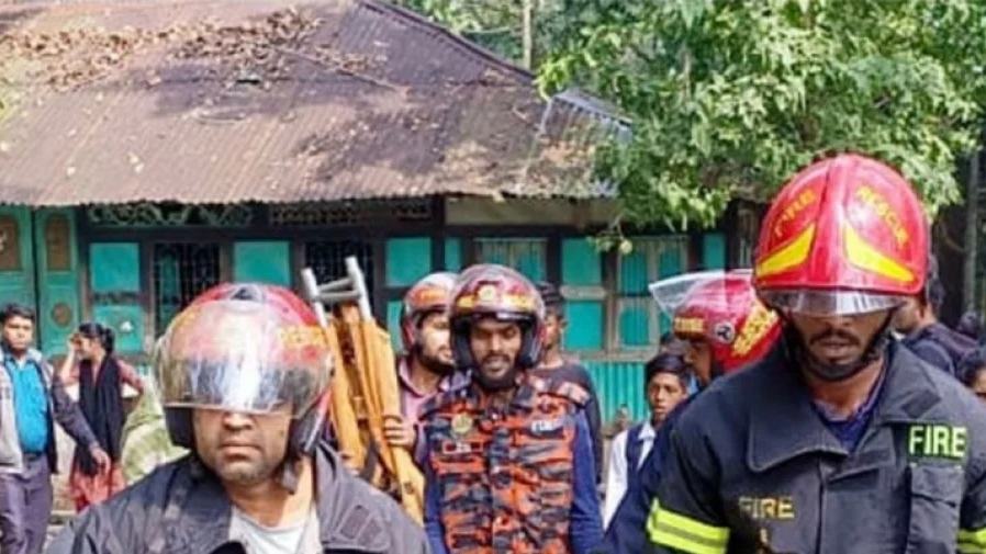 Policemen among 3 injured in crude bomb blast in washroom in Barisal