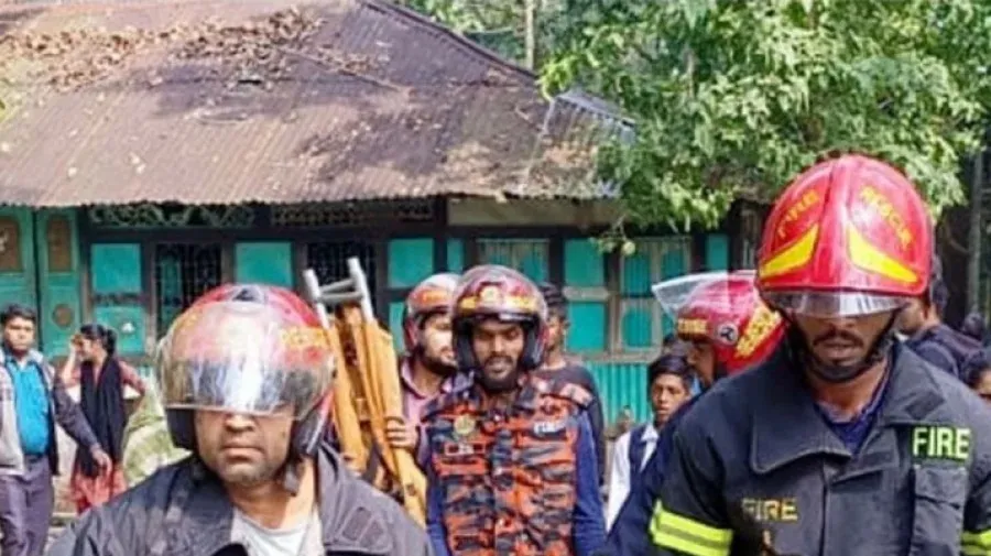 Policemen among 3 injured in crude bomb blast in washroom in Barisal
