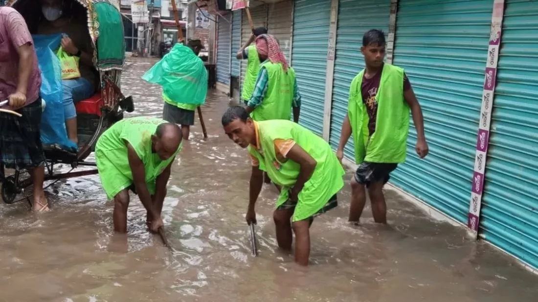 Heavy rains: Over 5,000 cleaners, 10 QRTs working to drain out logged-water in DNCC