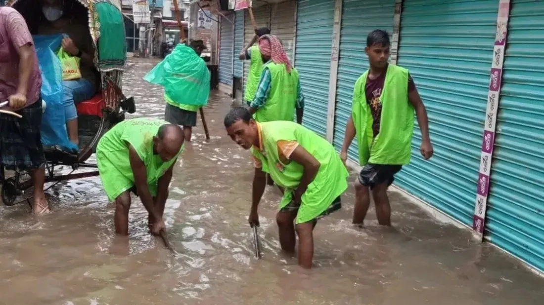 Heavy rains: Over 5,000 cleaners, 10 QRTs working to drain out logged-water in DNCC
