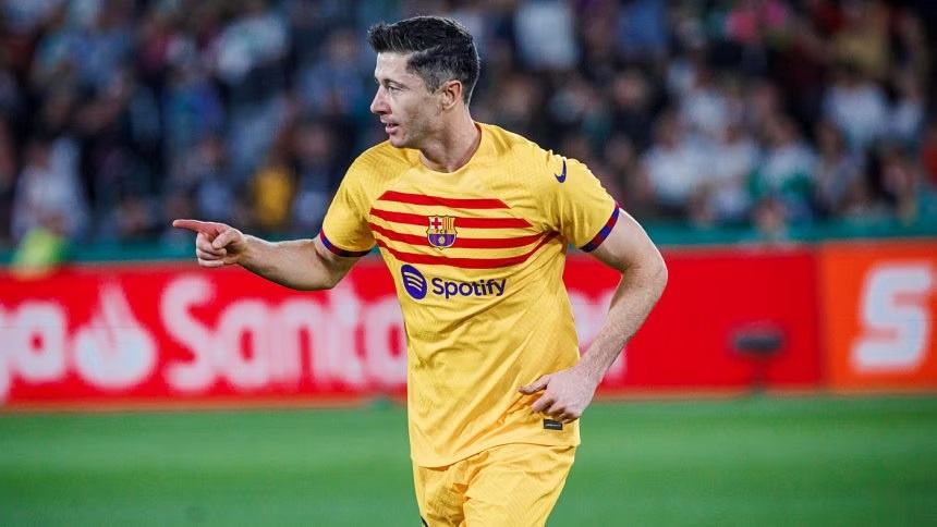 Lewandowski hits brace as Barca move closer to title