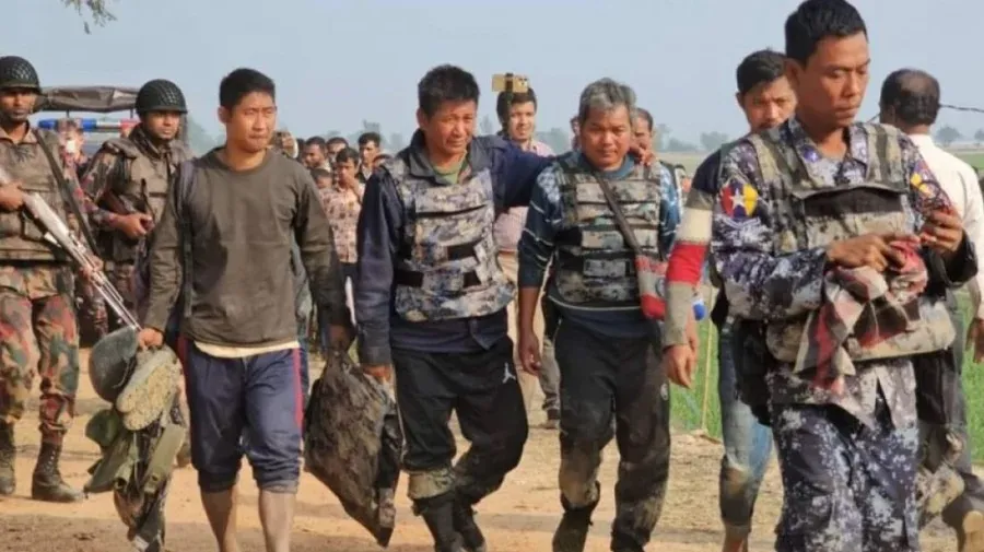 29 Myanmar border guards take shelter in Bangladesh