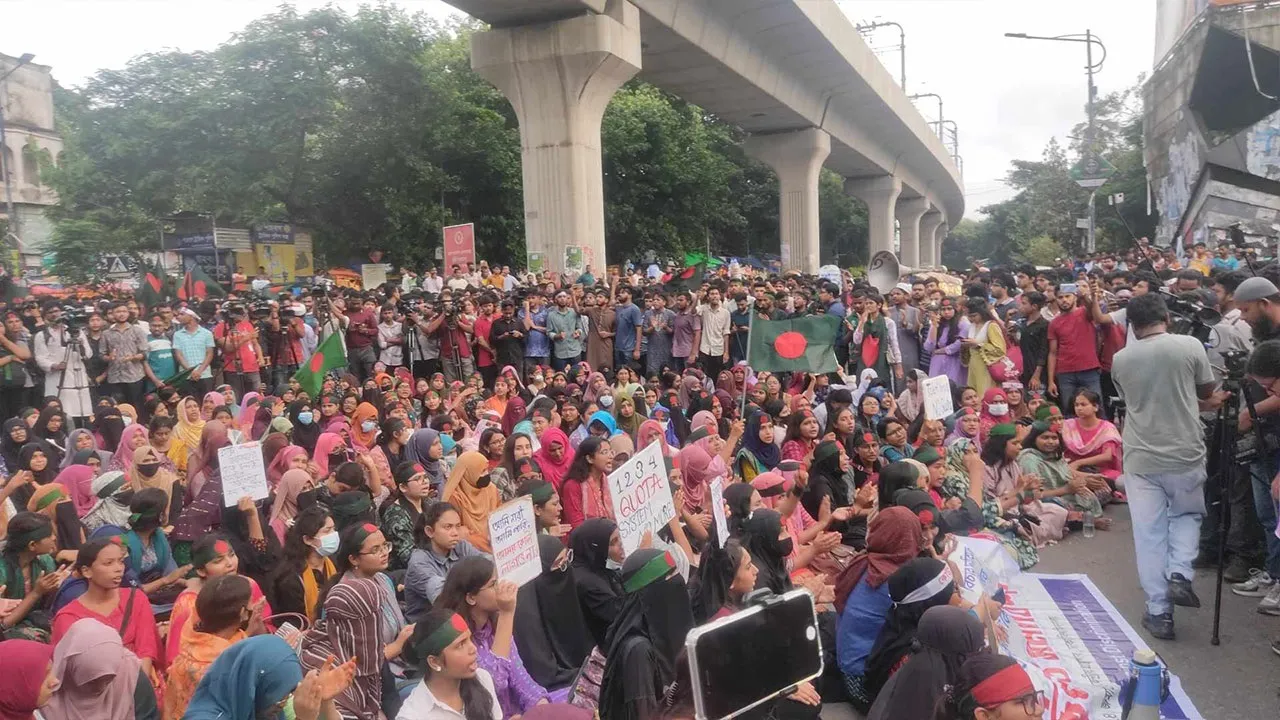 DU students protest march in Shahbagh, traffic stopped