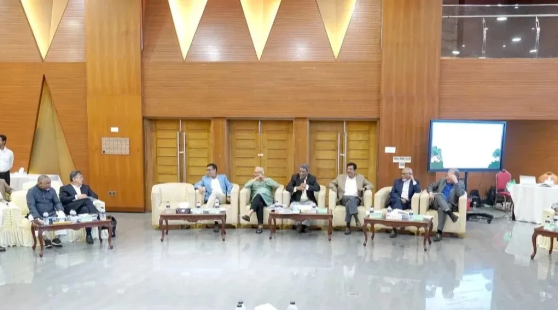 Reform dialogue resumes, three parties stage symbolic walkout