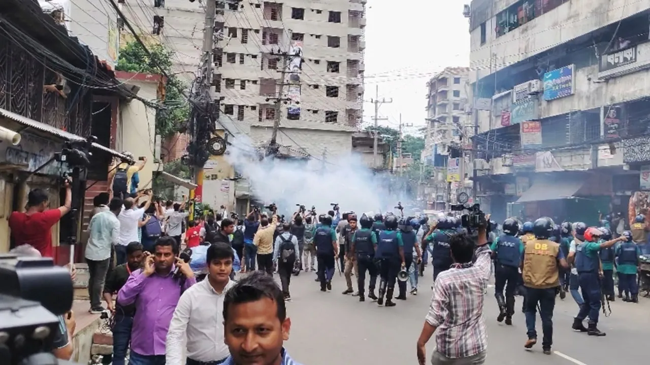 Clashes Erupt Between Police and Students in Chittagong Over Quota Reform