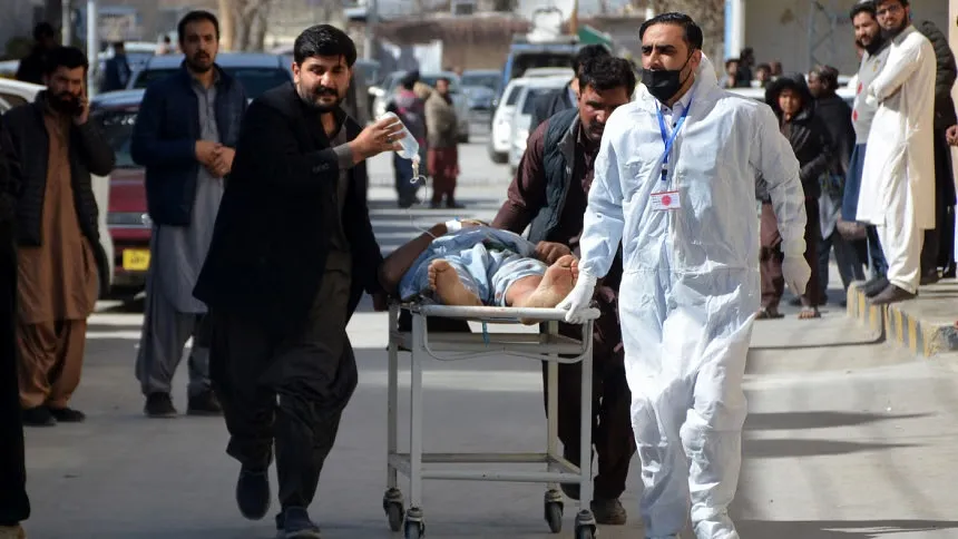 Twin blasts kill 24 on eve of Pakistan election