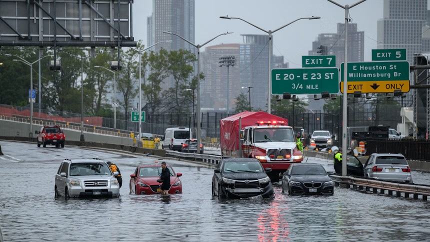 New York flooded by heavy rains, subway partly paralysed