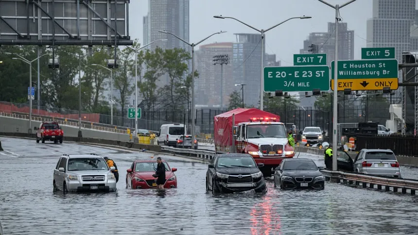 New York flooded by heavy rains, subway partly paralysed