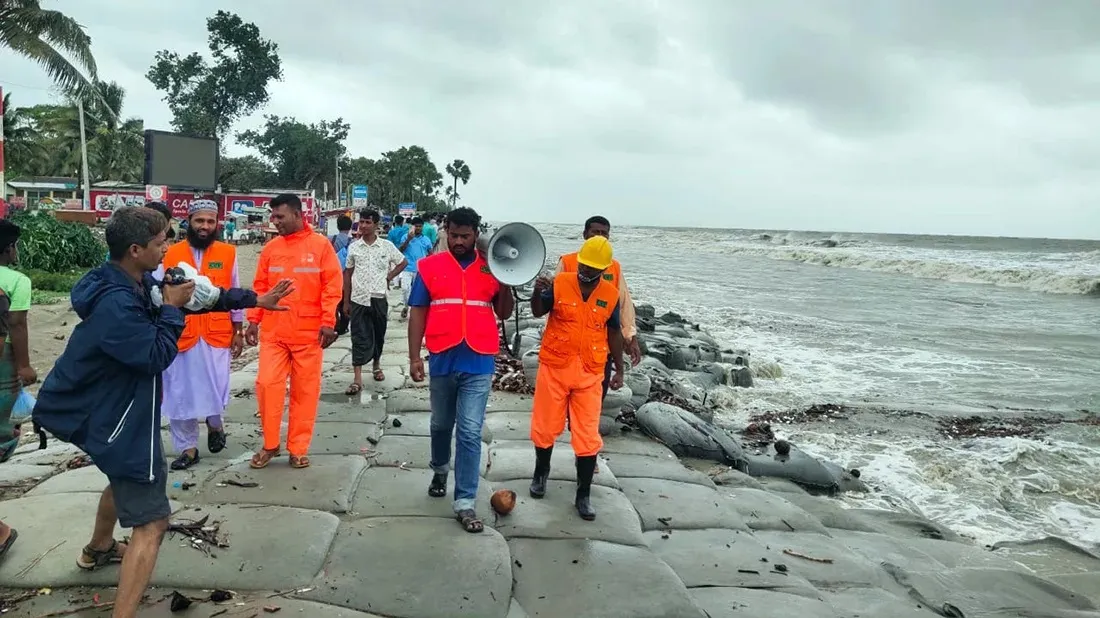 Satkhira on alert as Cyclone Remal brings heavy rain, destructive winds