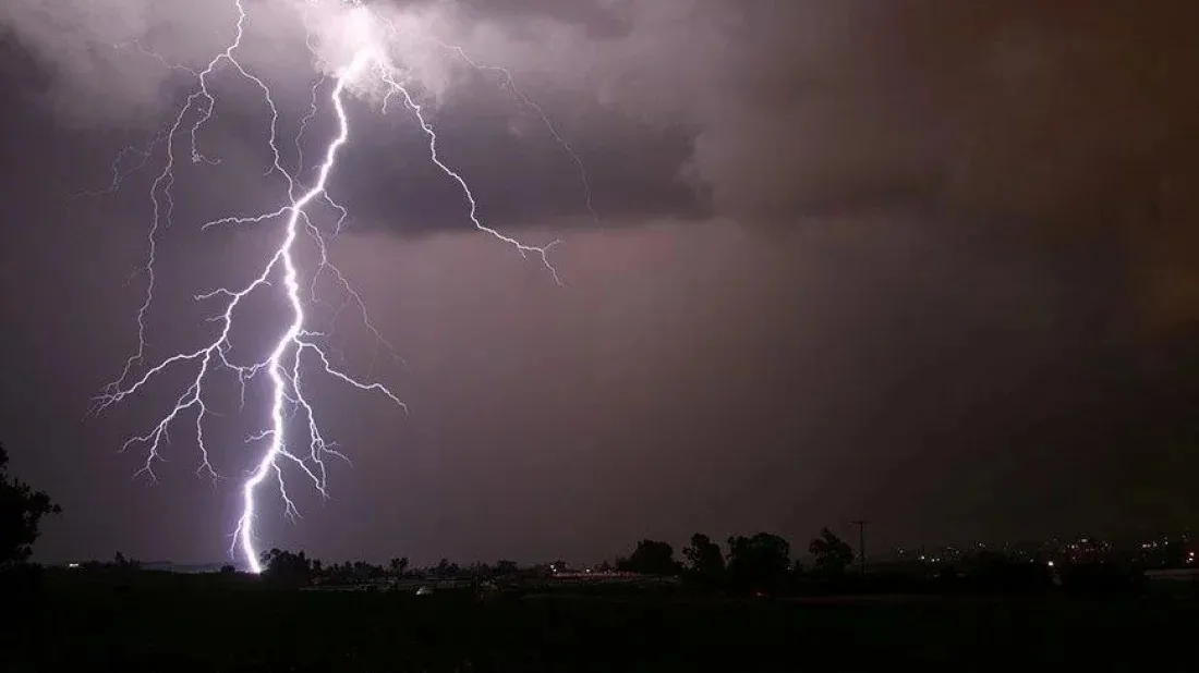 Met office issues lightning alert in 21 dists