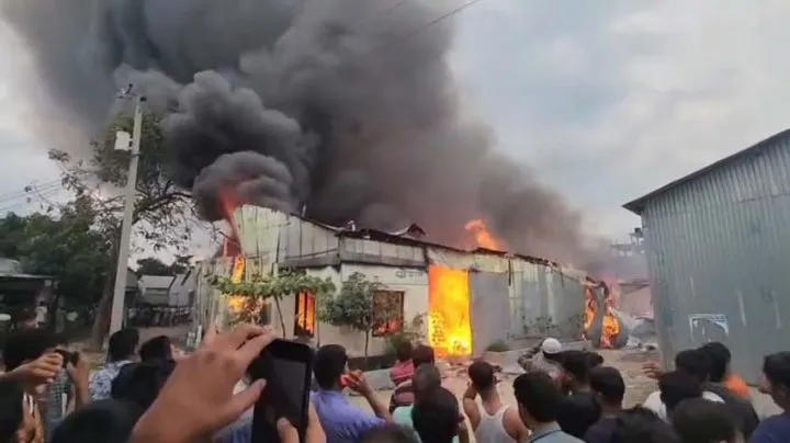 ঝুট গুদামে আগুন, নিয়ন্ত্রণে কাজ করছে ৪ ইউনিট