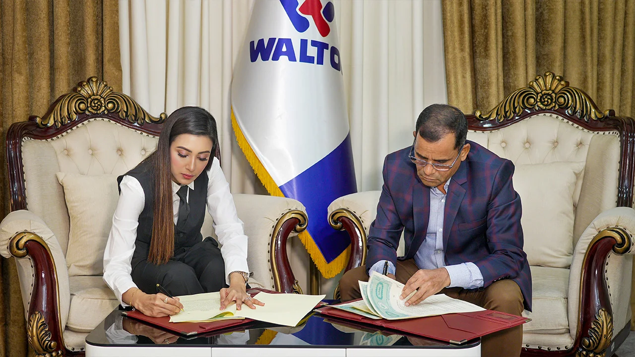 Walton-Mim Agreement Signing Pic