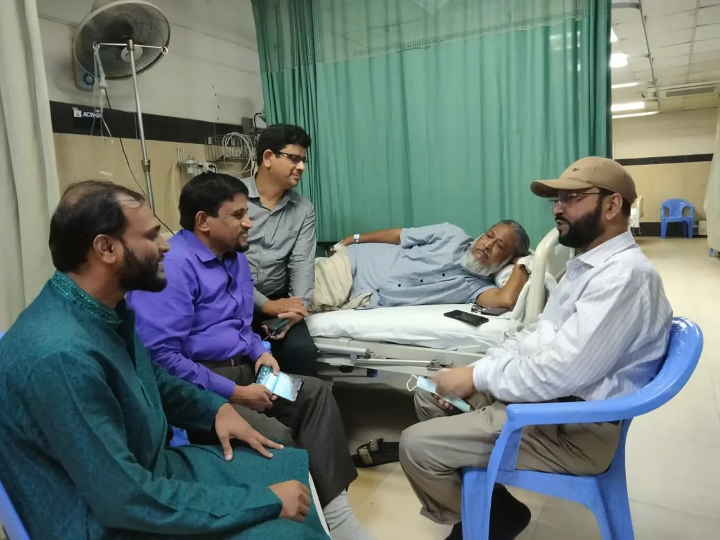 কবি আসাদ বিন হাফিজকে দেখতে হাসপাতালে সাংস্কৃতিক নেতৃবৃন্দ