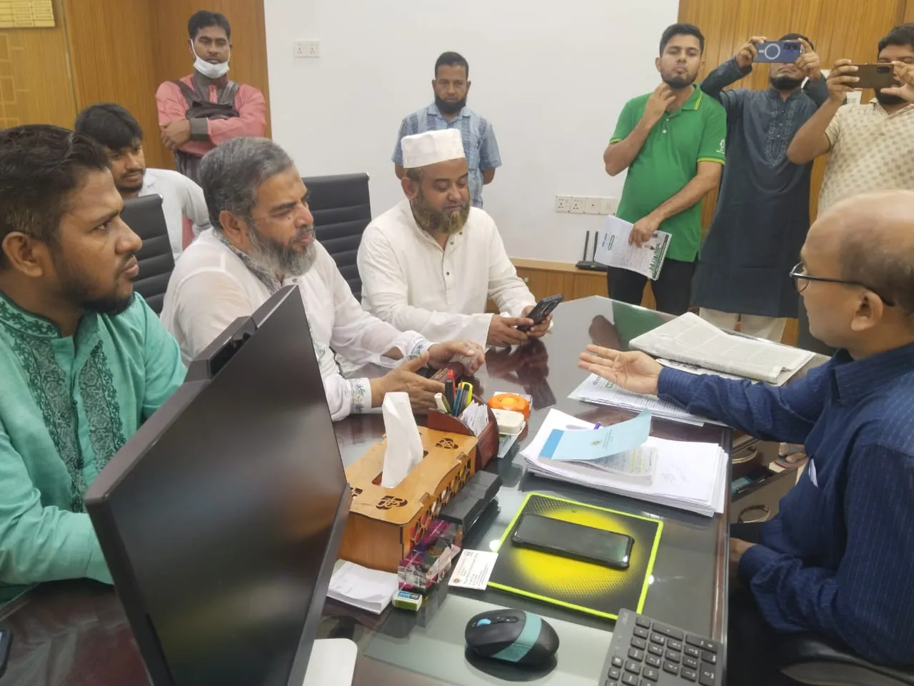 মুগদা হাসপাতালের রোগীদের খোঁজ নিলেন জামায়াত নেতৃবৃন্দ