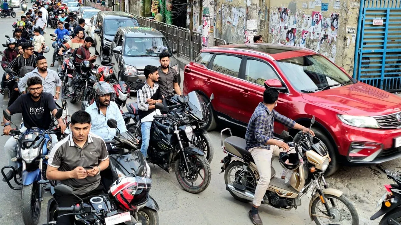 জ্বালানি সাশ্রয়ে নতুন সিদ্ধান্ত, সন্ধ্যায় থমকে যাচ্ছে নগরজীবন