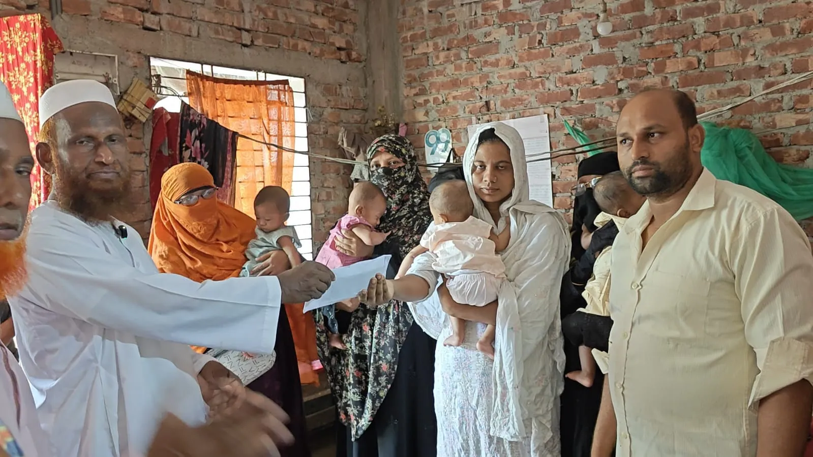 বাউফলের—পাঁচ নবজাতকের অসহায় পরিবারে ড. মাসুদ এমপির মানবতার স্পর্শ