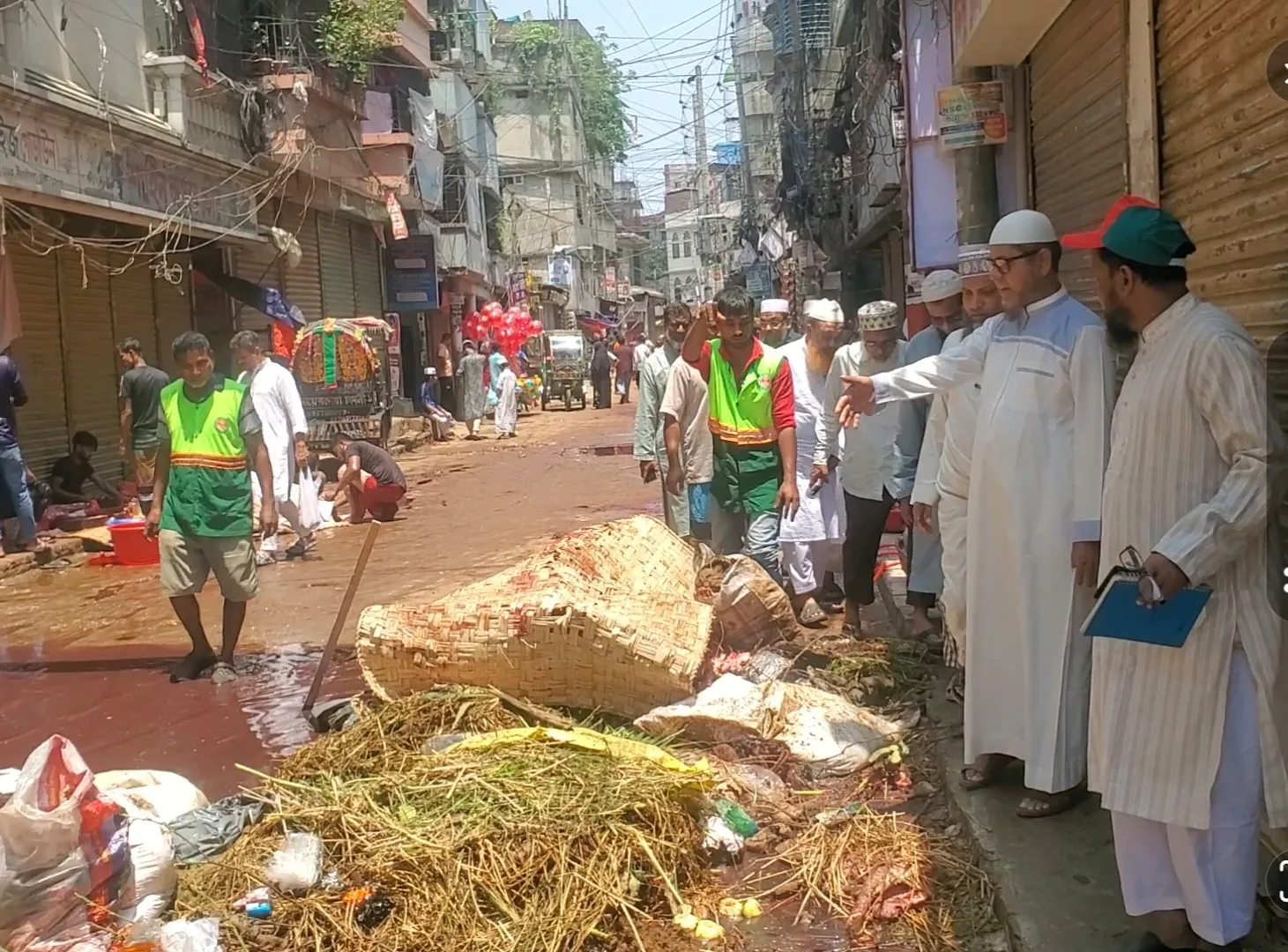 এমপির নেতৃত্বে কুরবানির পশুর বর্জ্য অপসারণ