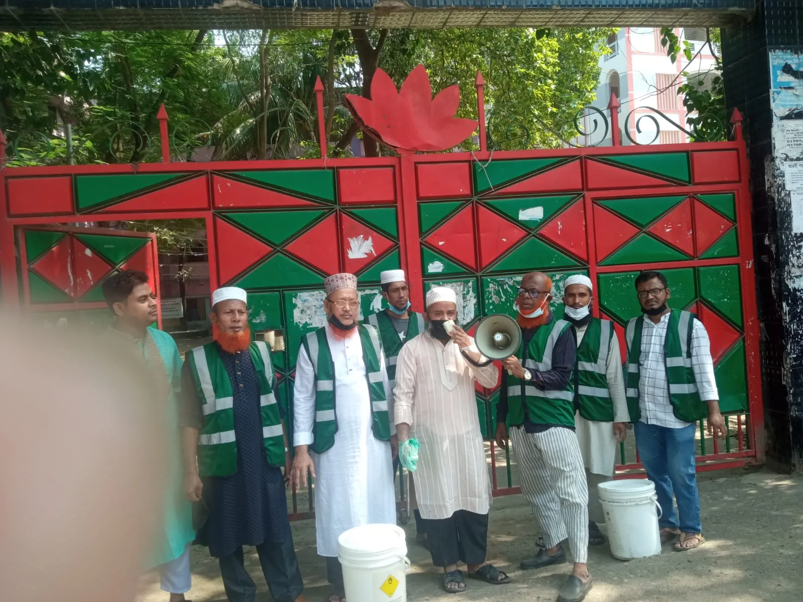 ৭২ নম্বর ওয়ার্ডে জামায়াতে ইসলামীর ব্লিচিং পাউডার ছিটানো কর্মসূচি