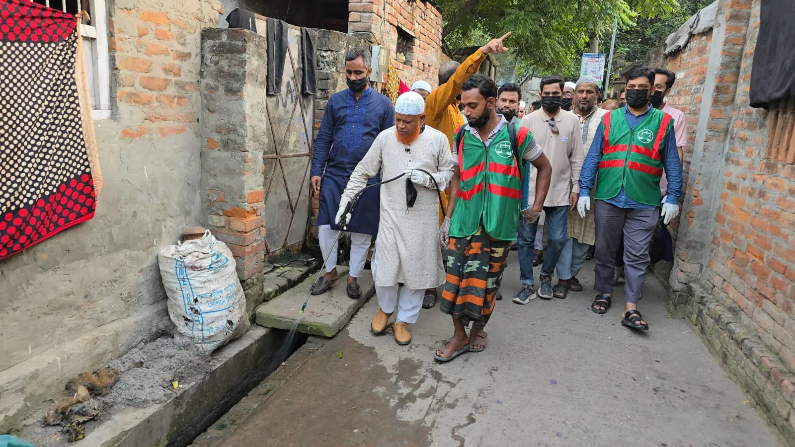 চাঁপাইনবাবগঞ্জ পৌরসভায় এডিস মশার লার্ভা নিধন কর্মসূচির উদ্বোধন