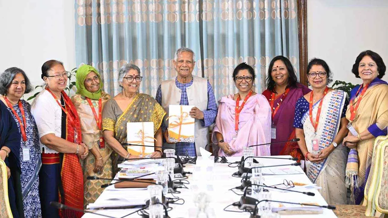 নারী বিষয়ক সংস্কার কমিশনের প্রতিবেদন প্রধান উপদেষ্টার কাছে জমা
