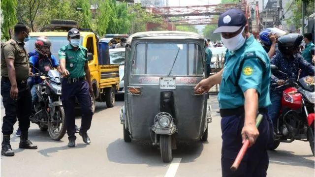 করোনা: বিধিনিষেধে যে দুই শর্ত যোগ হয়েছে