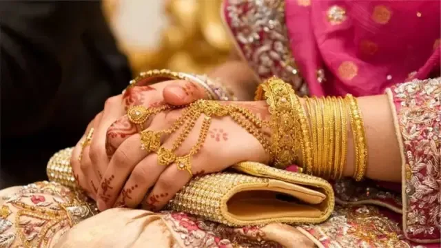 দেশের বাজারে কমলো সোনার দাম