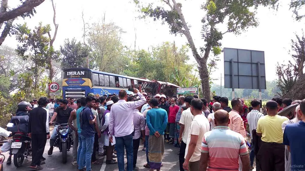 মাদারীপুরে দুই বাসের মুখোমুখি সংঘর্ষে নিহত ২