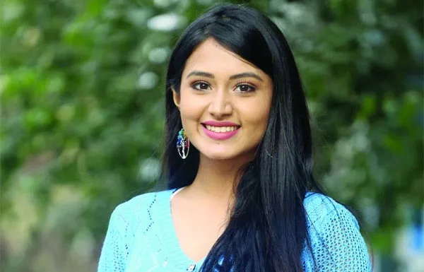 চলন্ত সিঁড়িতে ওঠতে গিয়ে গুরুতর আহত তাসনিয়া ফারিণ