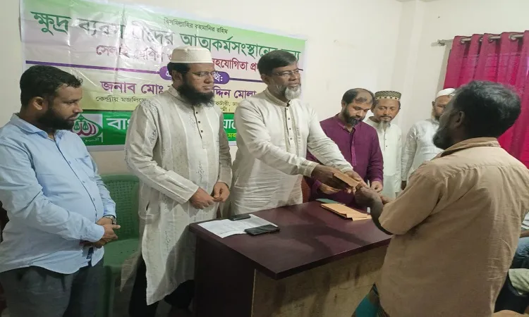 বাড্ডায় সুবিধা বঞ্চিতদের মাঝে জামায়াতের নগদ অর্থ বিতরণ