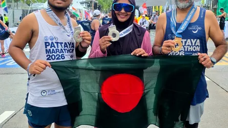 বাংলাদেশের পতাকা উড়ালেন একদল বাংলাদেশি রানার