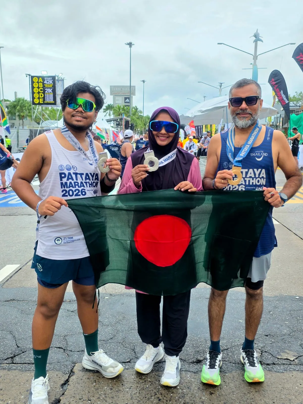 বাংলাদেশের পতাকা উড়ালেন একদল বাংলাদেশি রানার