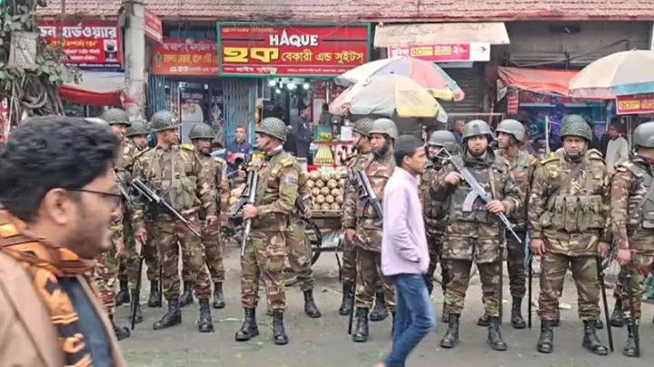 কাওরান বাজারে মানববন্ধন চলাকালে হামলা, সেনাবাহিনীর অবস্থান
